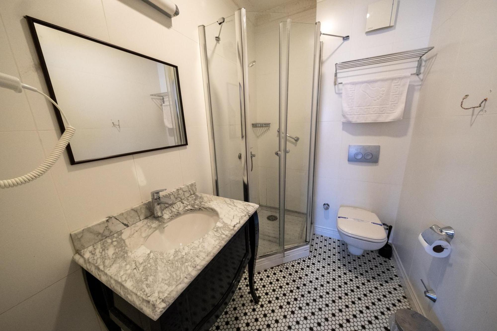 Deluxe Apart By Frame